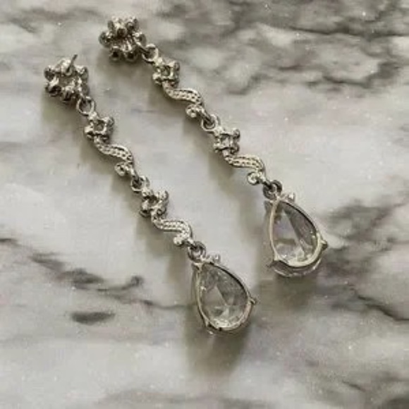 Absolutely gorgeous! Glamorous Crystal Drop Earrings - Picture 2 of 4